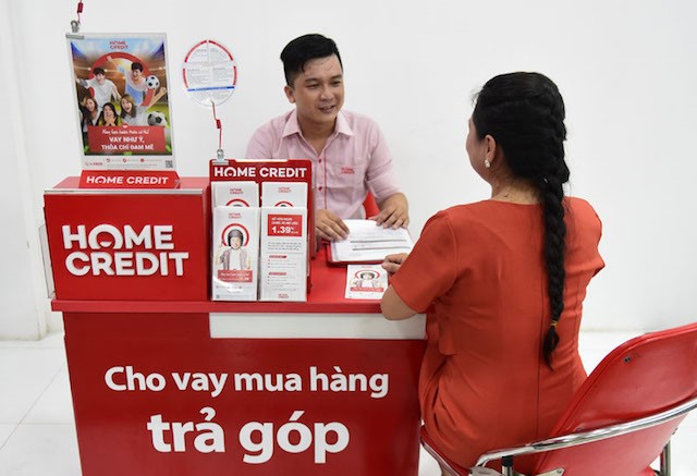 Đội ngũ nhân viên của Home Credit luôn tư vấn, hỗ trợ cho khách hàng có nhu cầu vay vốn